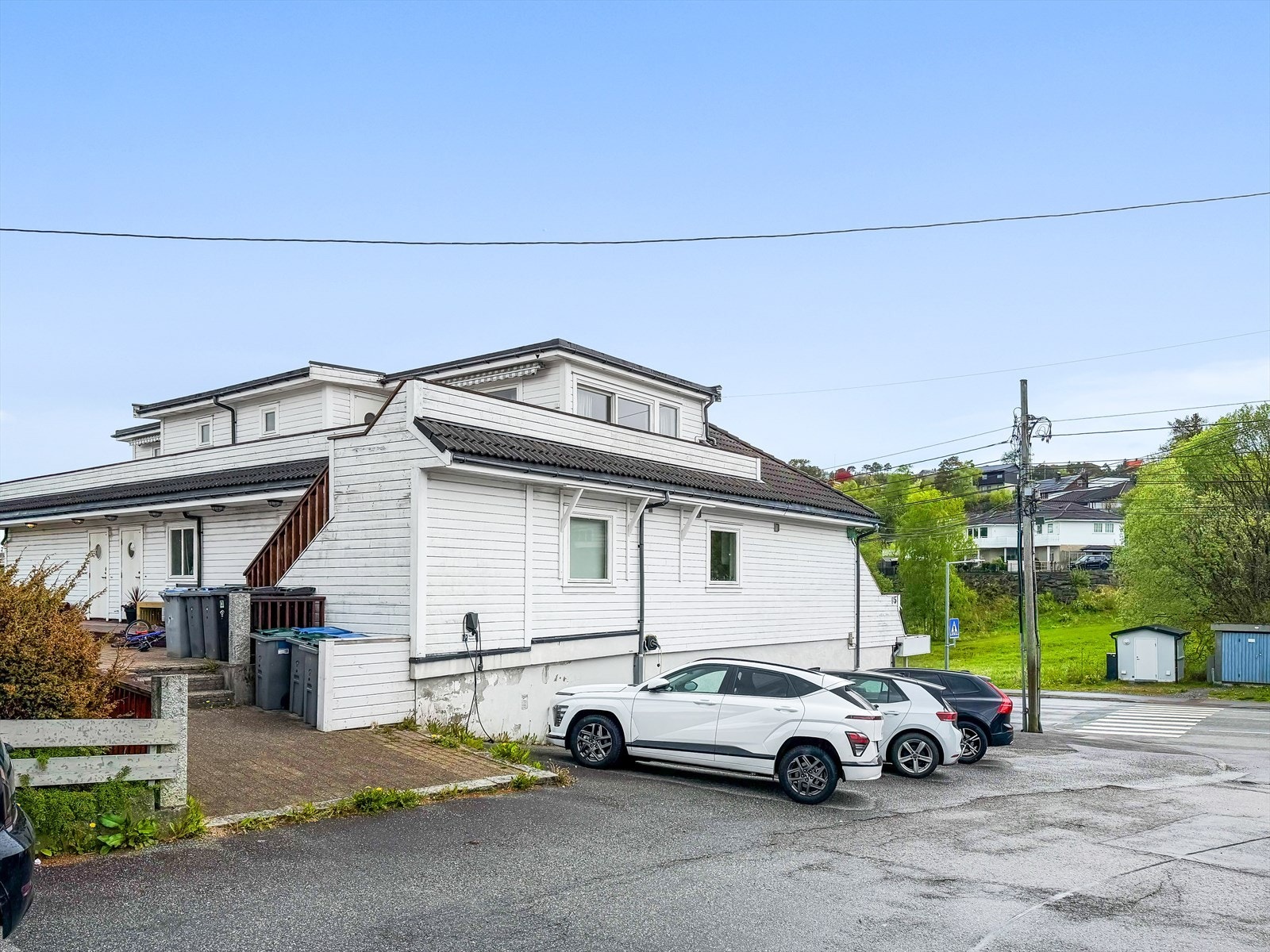 Det er fast parkeringsplass. Enkel adkomst med en trapp opp til toppetasjen. Galleribilde