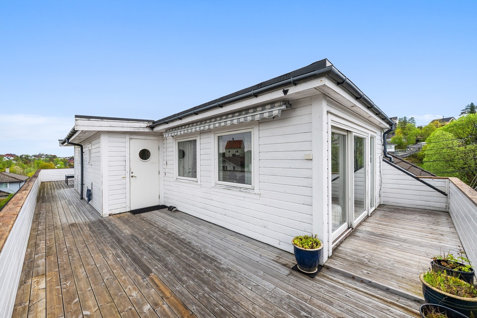 Fra stuen er det utgang til en stor og solrik terrasse mot både sør og vest Galleribilde