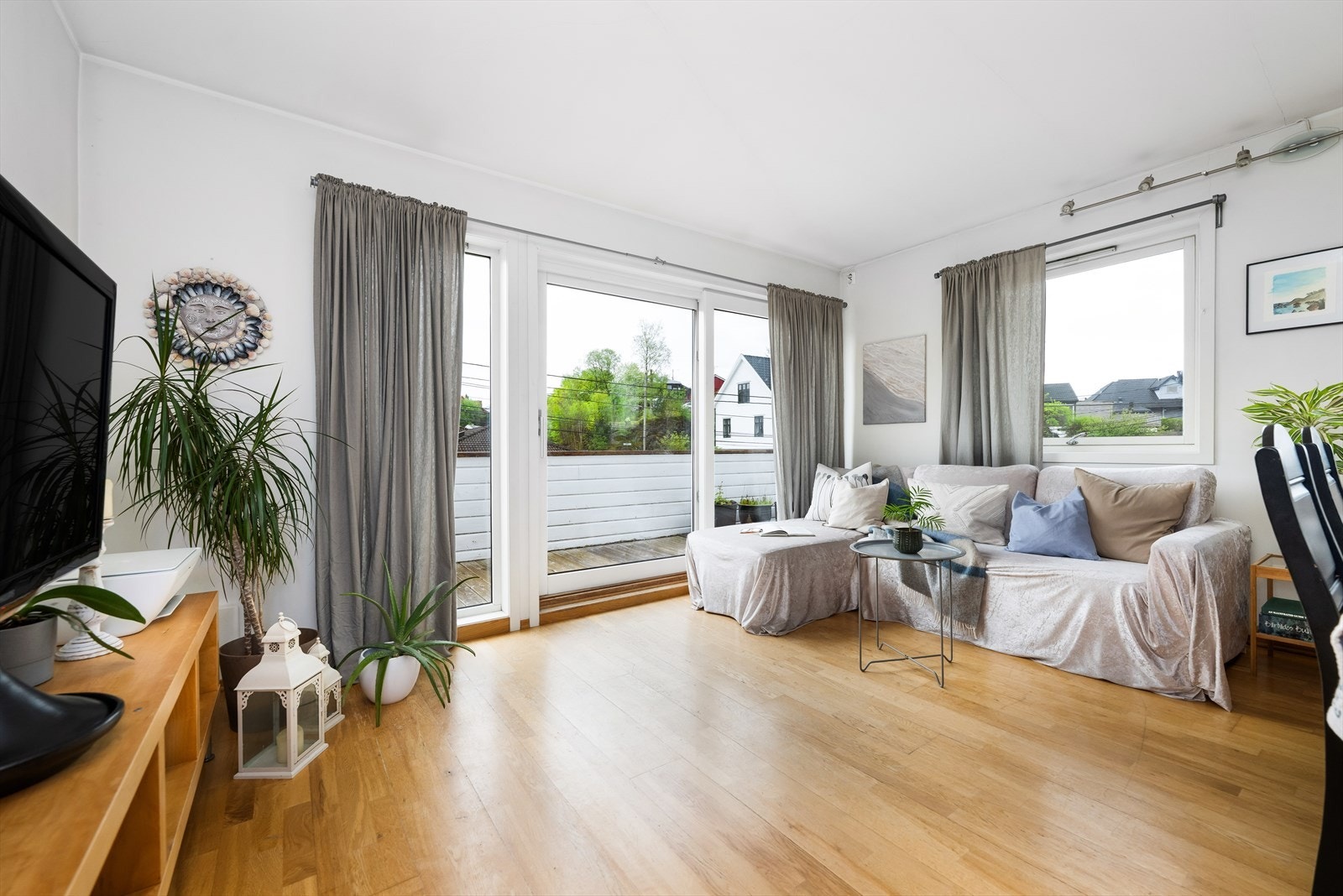 Stuen har god plass til både sofagruppe og spisebord. Galleribilde