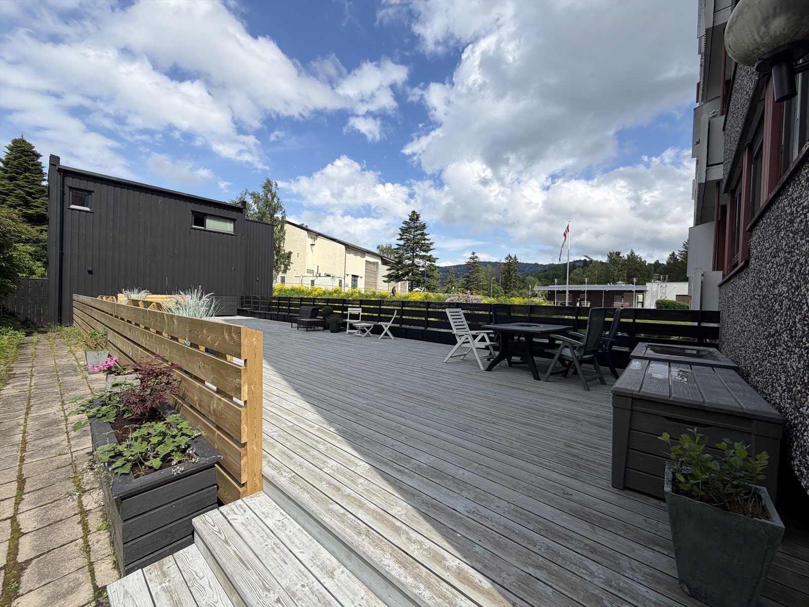 Felles stor terrasse med sittegrupper Galleribilde
