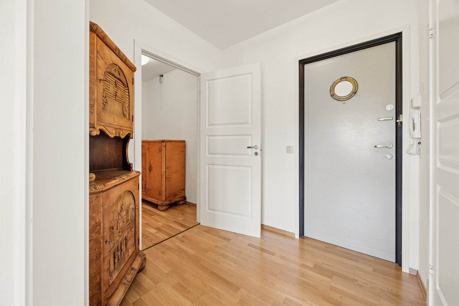 Entre/gang med plass for å henge av seg sko og jakke. Det er en romslig innvendig bod tilknyttet entre/gang. Galleribilde