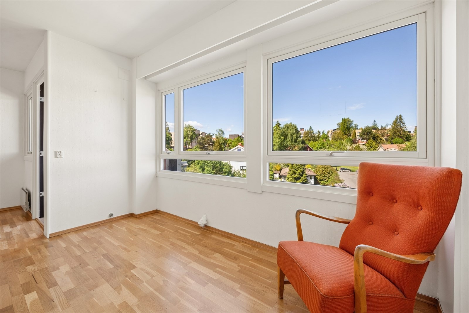 Stuen er usjenert og vender mot vest med flott utsikt. Galleribilde