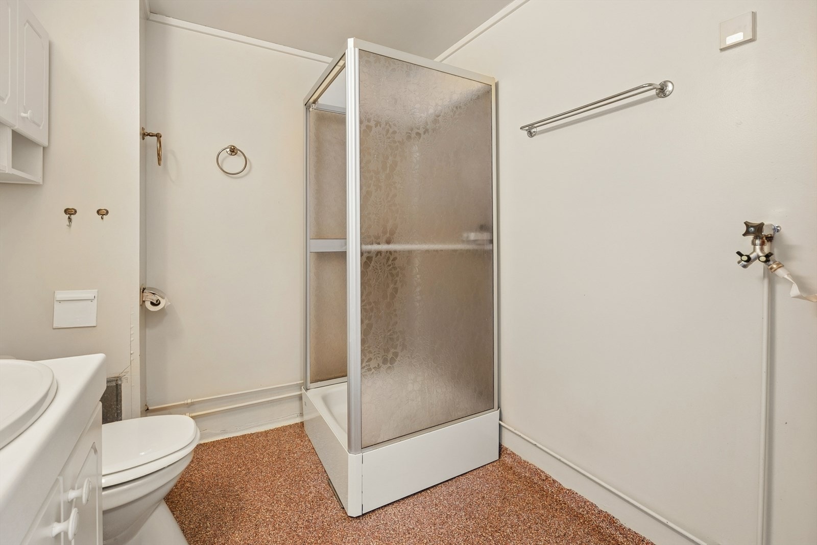Baderom med opplegg for vaskemaskin. Det finnes også fellesvaskeri i kjelleren. Galleribilde