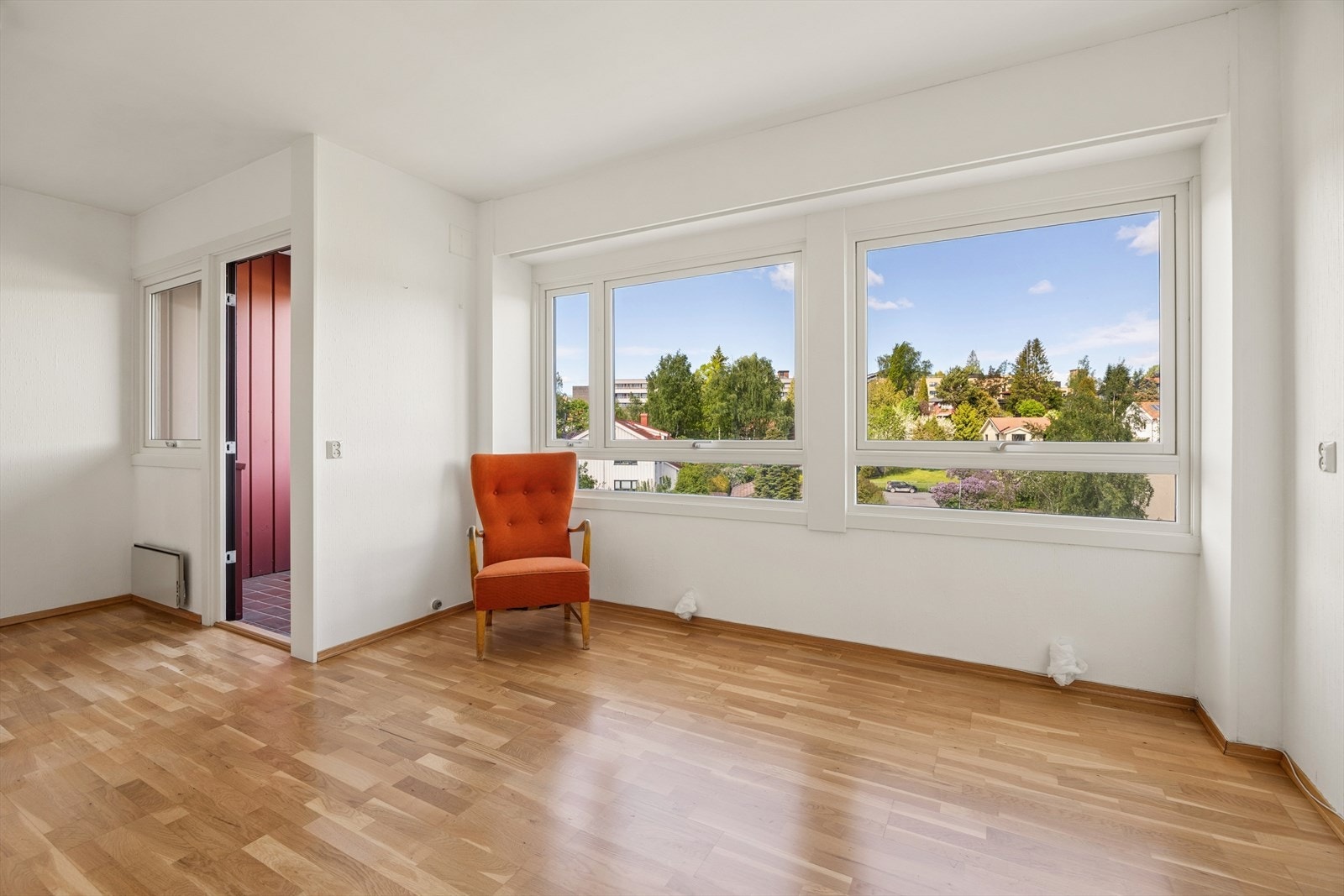 God plass til stor sofagruppe og spisebord. Det er utgang til solrik balkong. Galleribilde