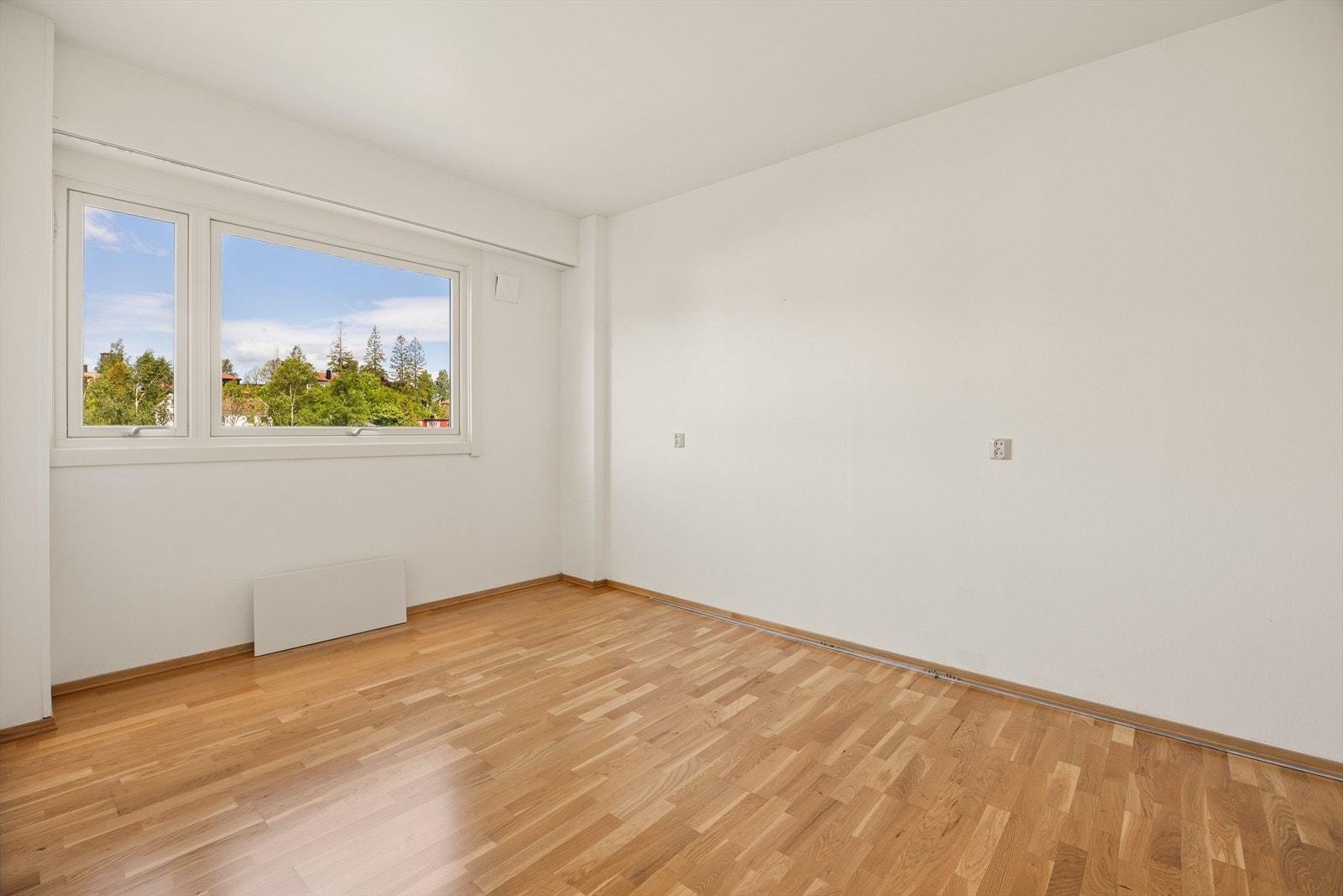 Romslig soverom med plass for dobbelseng. Galleribilde