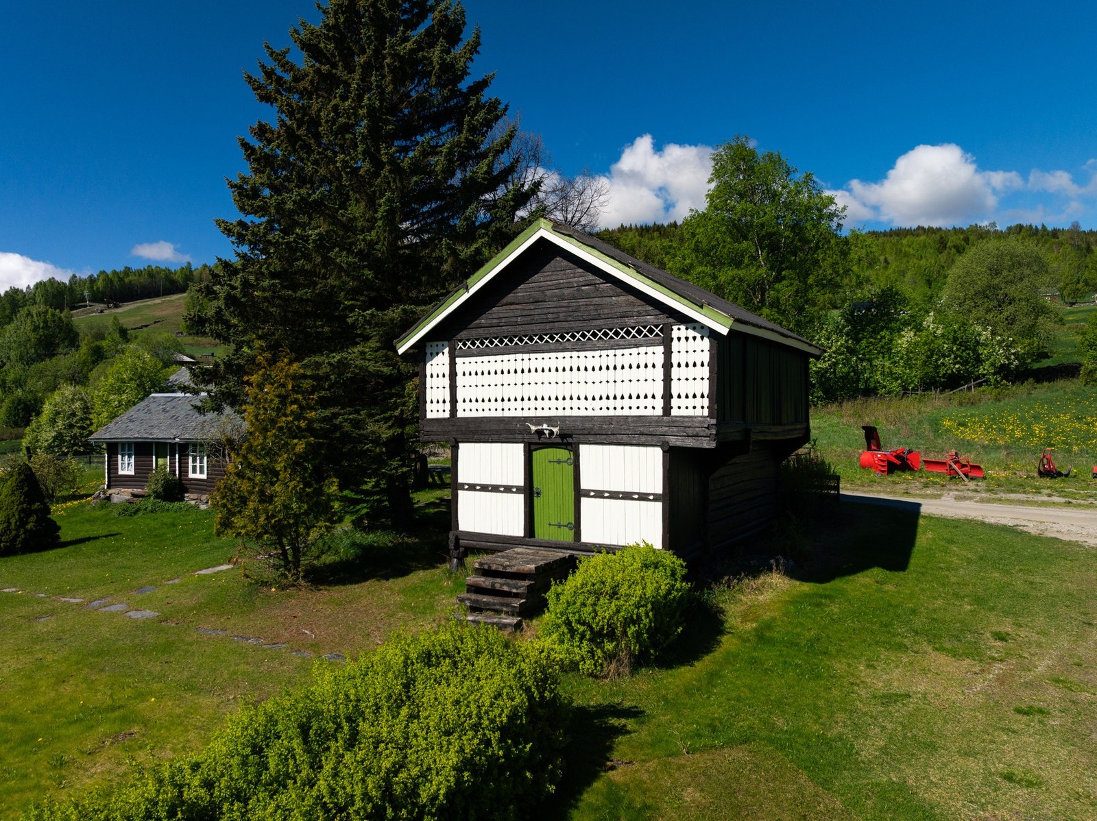Stabburet på tunet stammer fra tidlig 1800-tallet. Galleribilde