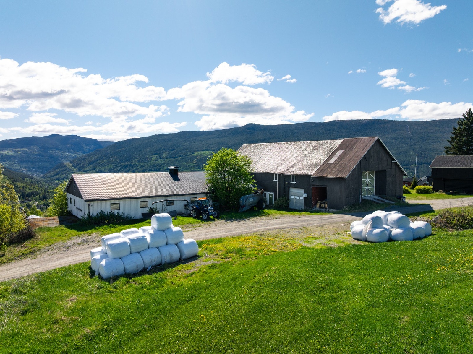 Garasje/verksted på baksiden av låven. Galleribilde