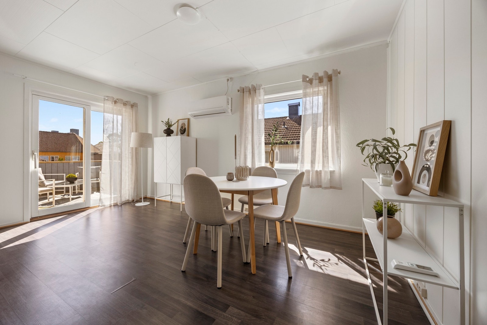 Leiligheten i 2. etasje er innredet med 3 soverom, kjøkken, stue med utgang til terrasse og bad. Galleribilde