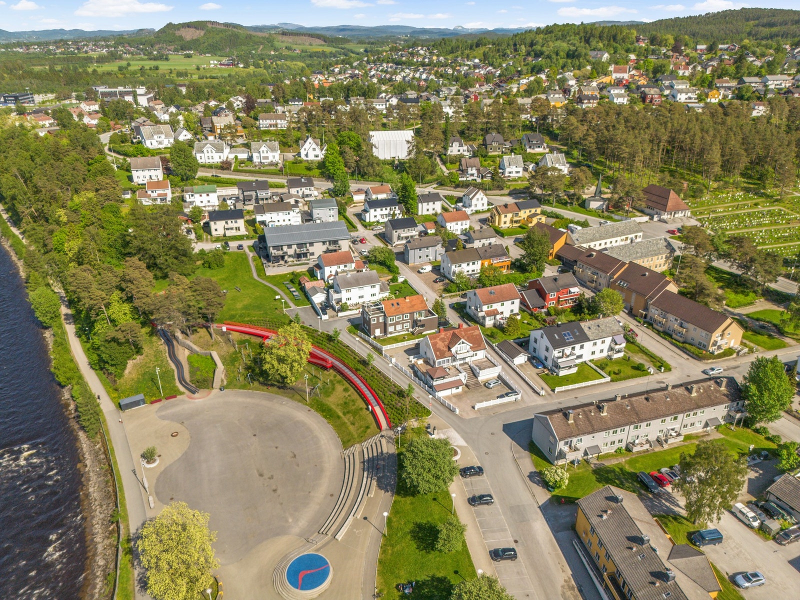 Rismelen lekepark ligger like ved. Flotte turområder med bl. a. Elvestien, Furuskogen og opp til Oftenåsen. Galleribilde