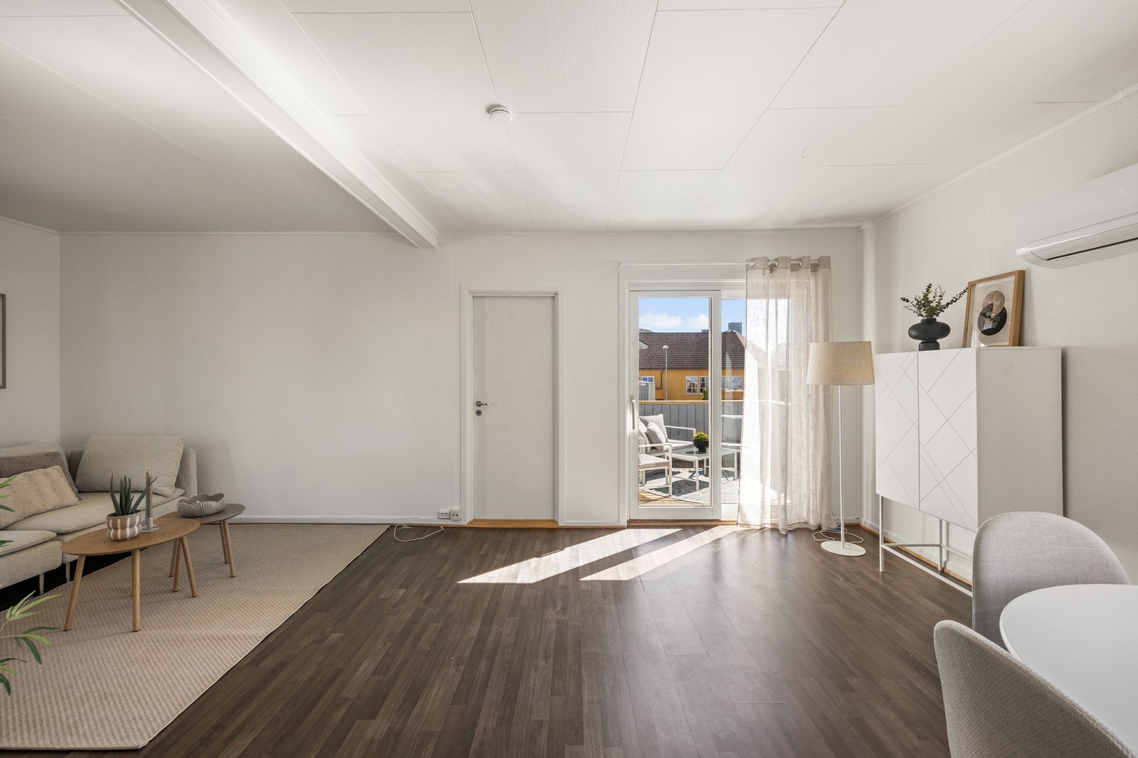 Fra stuen er det skyvedør ut til terrasse Galleribilde