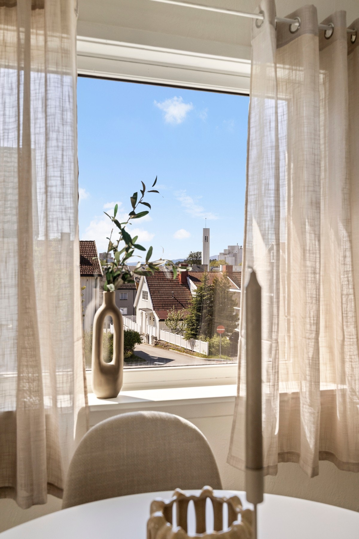 Fra spisebordet er det utsikt over byen og til kirketårnet Galleribilde