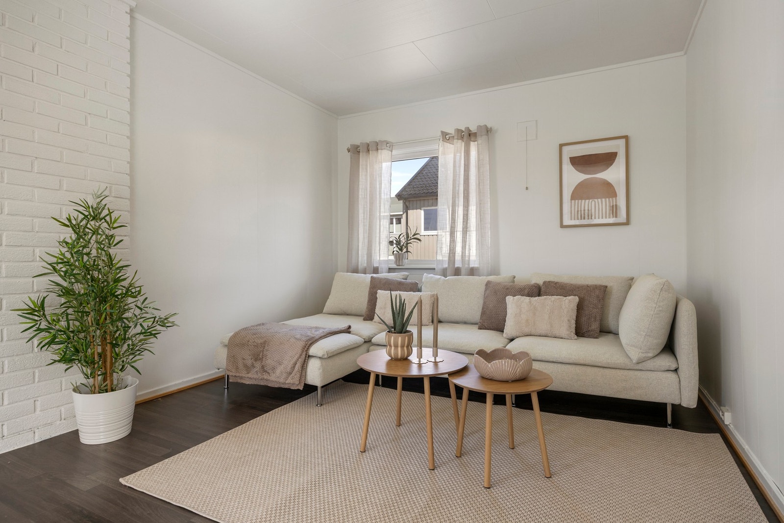 God plass til flere sittegrupper Galleribilde