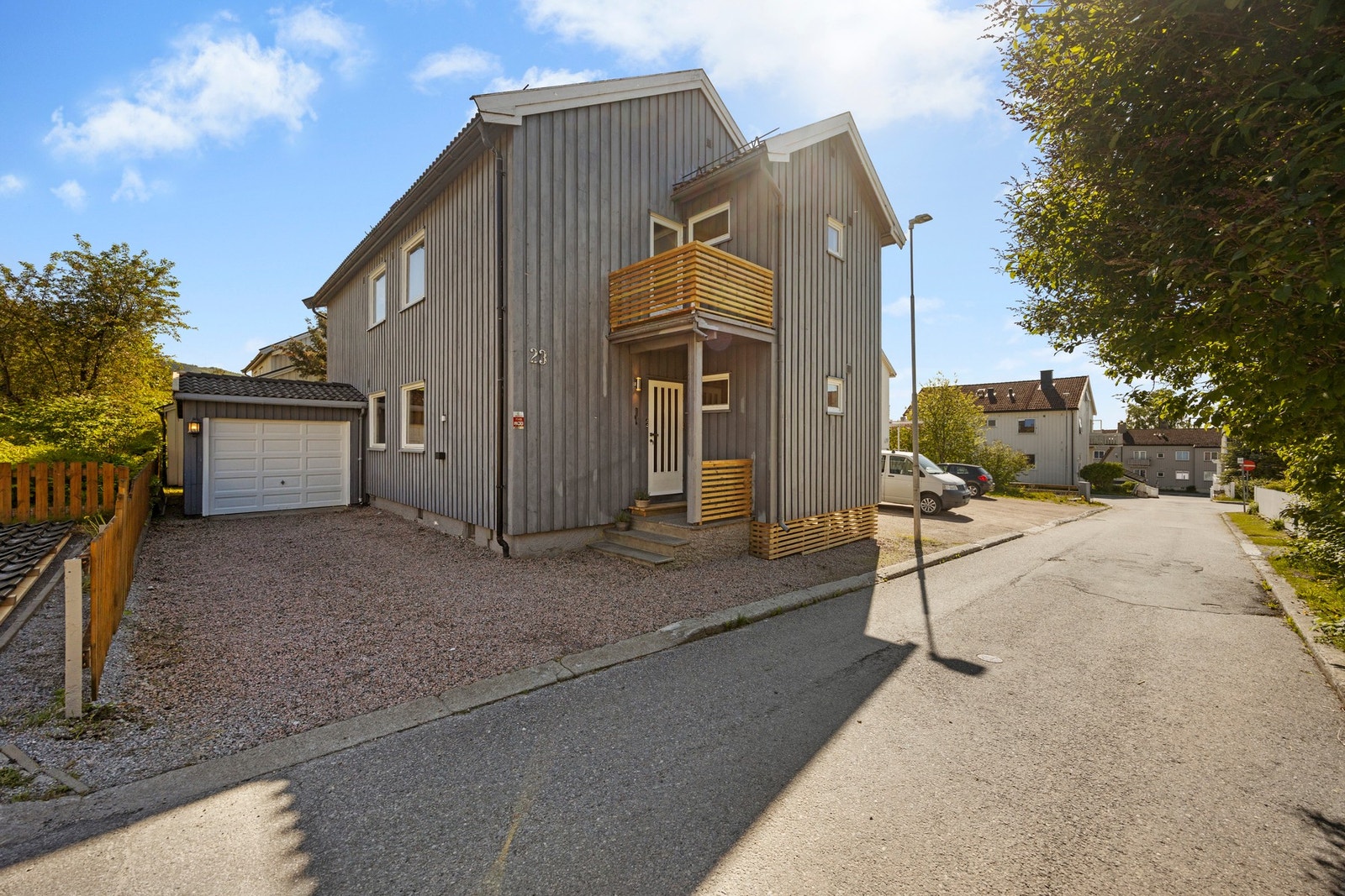 Enebolig med to boenheter og garasje. Utleie av den ene boenheten vil gi muligheten for lavere bokostnad! Galleribilde