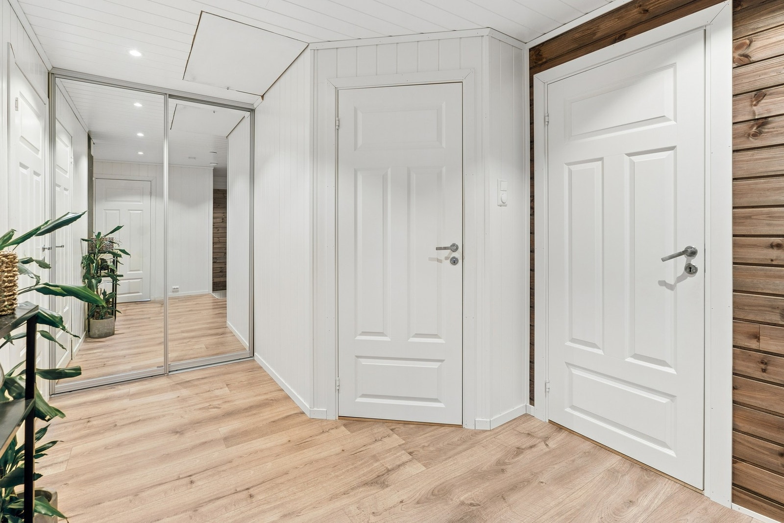 Fra gang har du adkomst til alle rom i etasjen. Her har du også skyvedørsgarderobe for ekstra oppbevaring. Galleribilde
