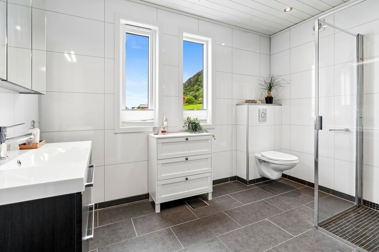 Fullt bad med fliser på gulv. Galleribilde