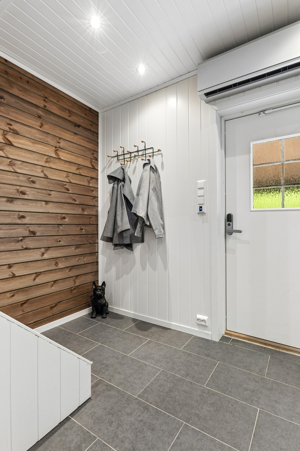 Velkommen inn! I entré har du en praktisk skyvedørsgarderobe for oppbevaring av tøy. Galleribilde