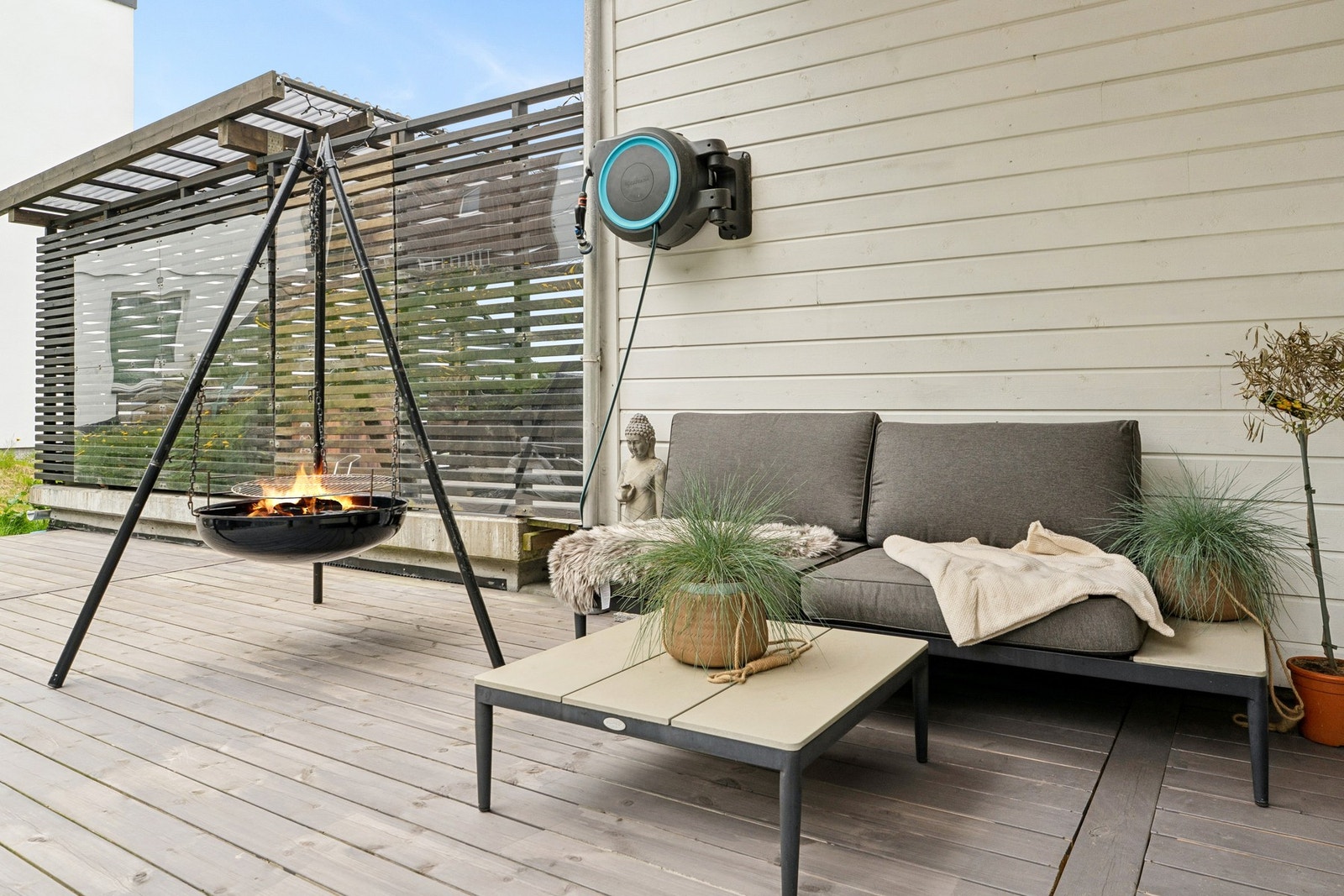 Du har også en koselig terrasse ved inngangspartiet om man ønsker å sitte litt mer lunt. Galleribilde