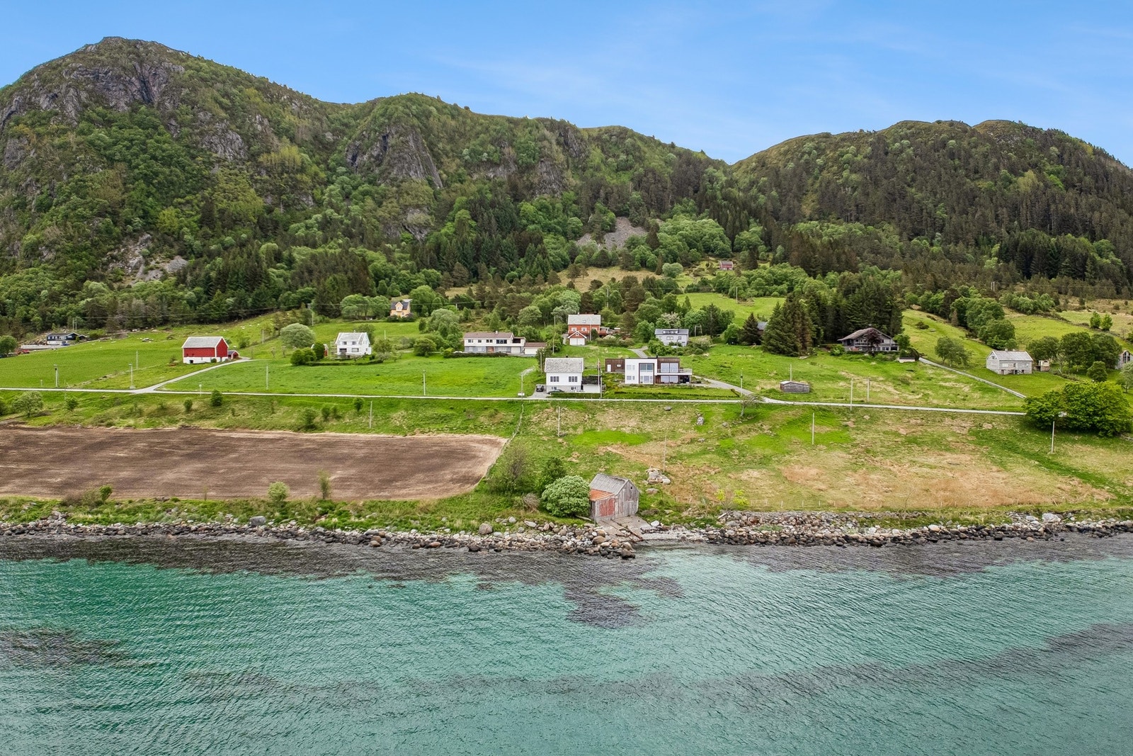 Boligen ligger fantastisk med nærhet til både sjø og natur. Galleribilde