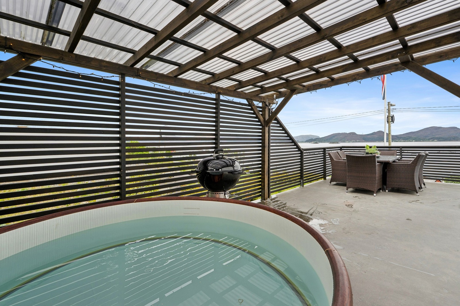 Det er bygget pergola over deler av terrassen. Galleribilde