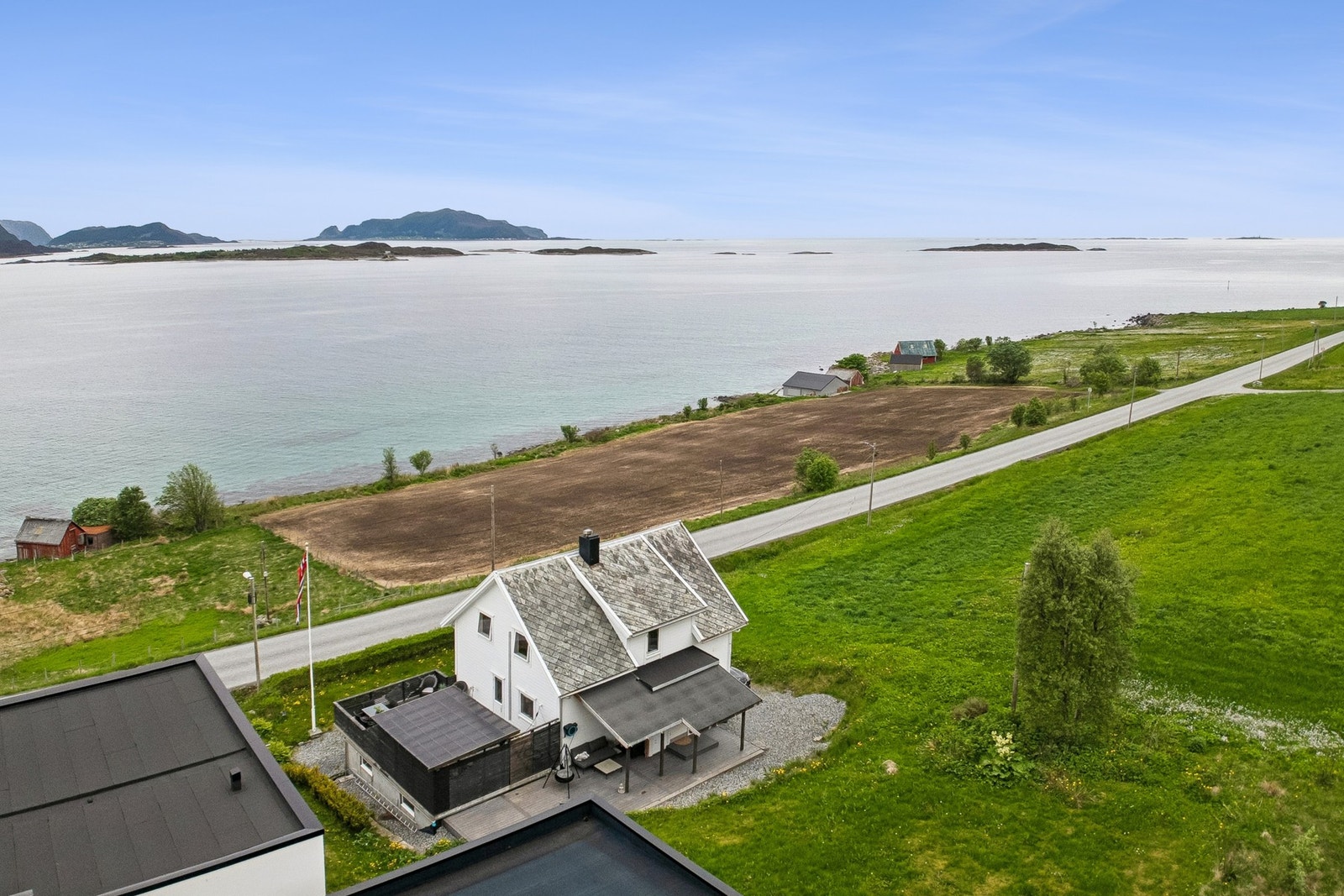Her har du en en kjekk enebolig over tre plan med en beliggenhet som byr på fantastiske solnedganger. Galleribilde