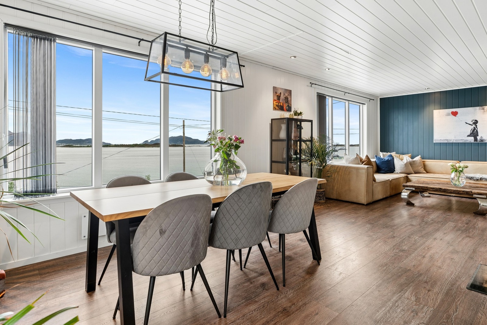 Du har god plass til et stort spisebord, perfekt for middager med familien og venner. Galleribilde