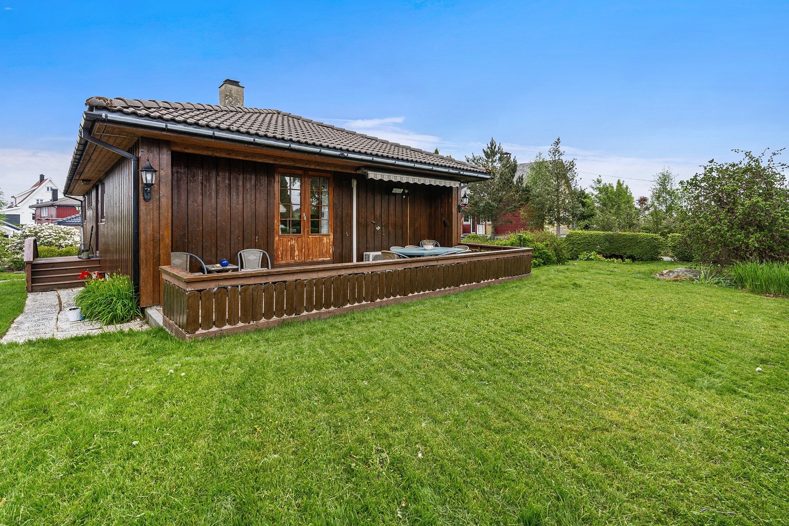 Stor og fin hage, perfekt for lek på fine sommerdager. Galleribilde