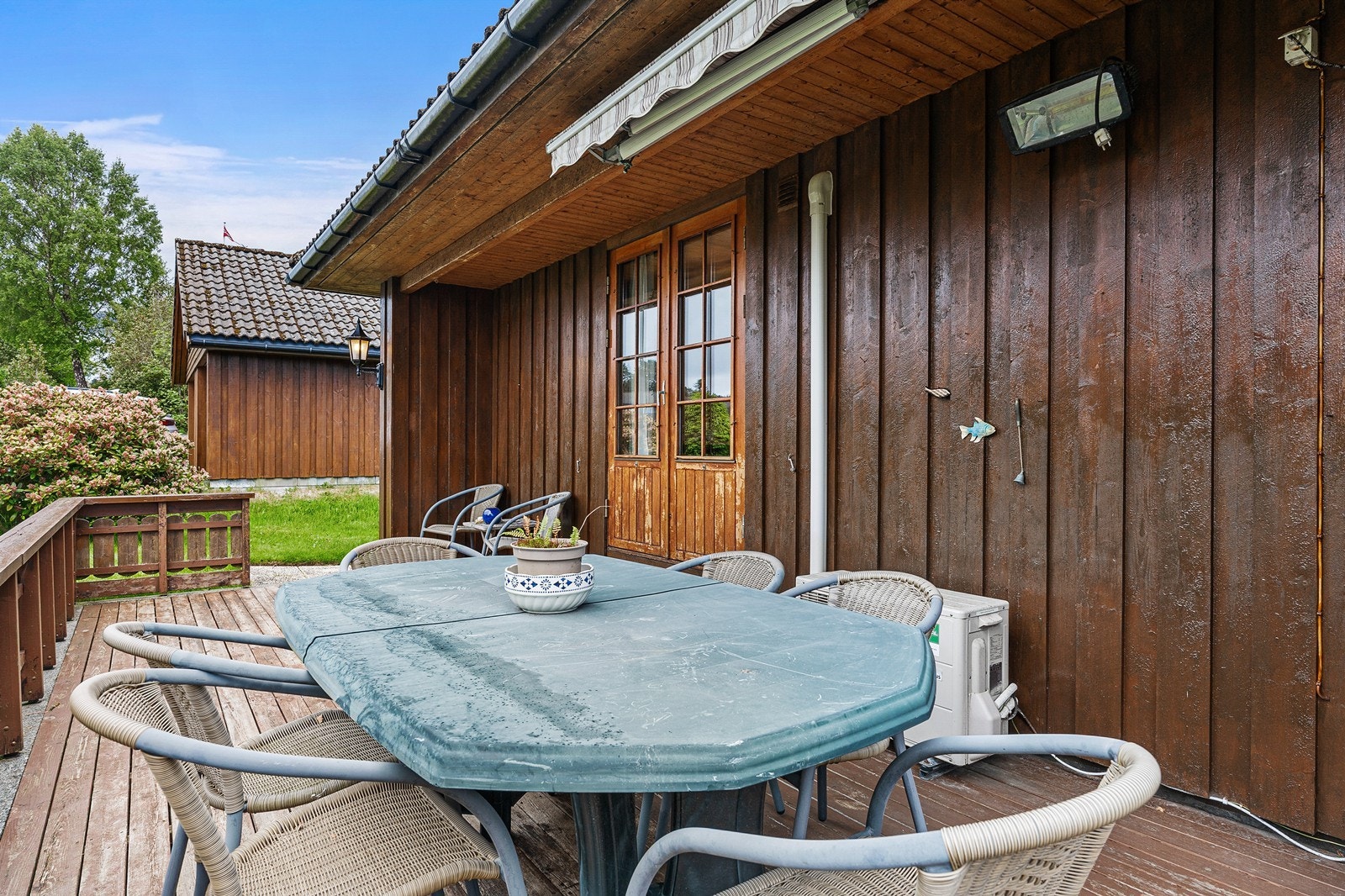 God plass til sittegruppe og grill. Galleribilde