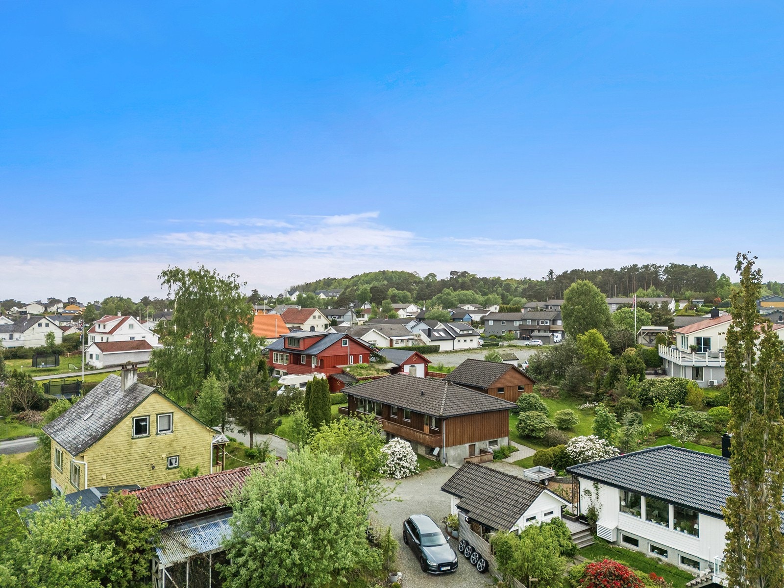 Heiane handelsområde med et bredt utvalg av butikker, dagligvareforretninger og servicetilbud ligger bare få minutter unna. Galleribilde