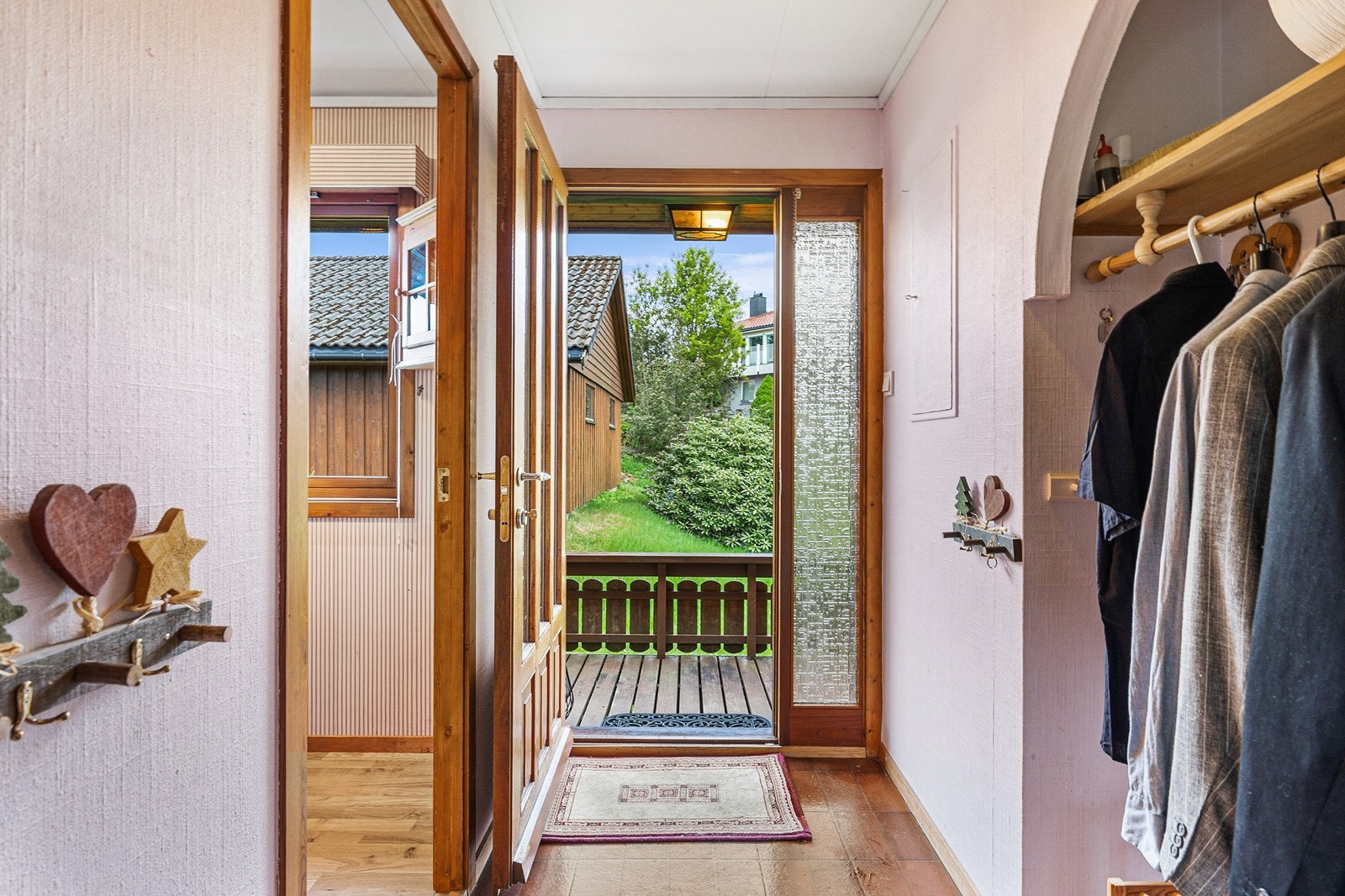 Velkommen inn. Her er det plass til å henge fra seg yttertøy og sko. Galleribilde
