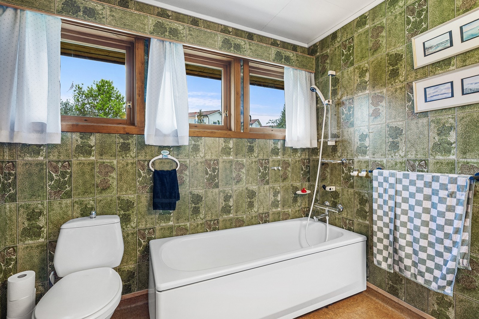 Badet er innredet med baderomsinnredning med servant, toalett og badekar. Galleribilde