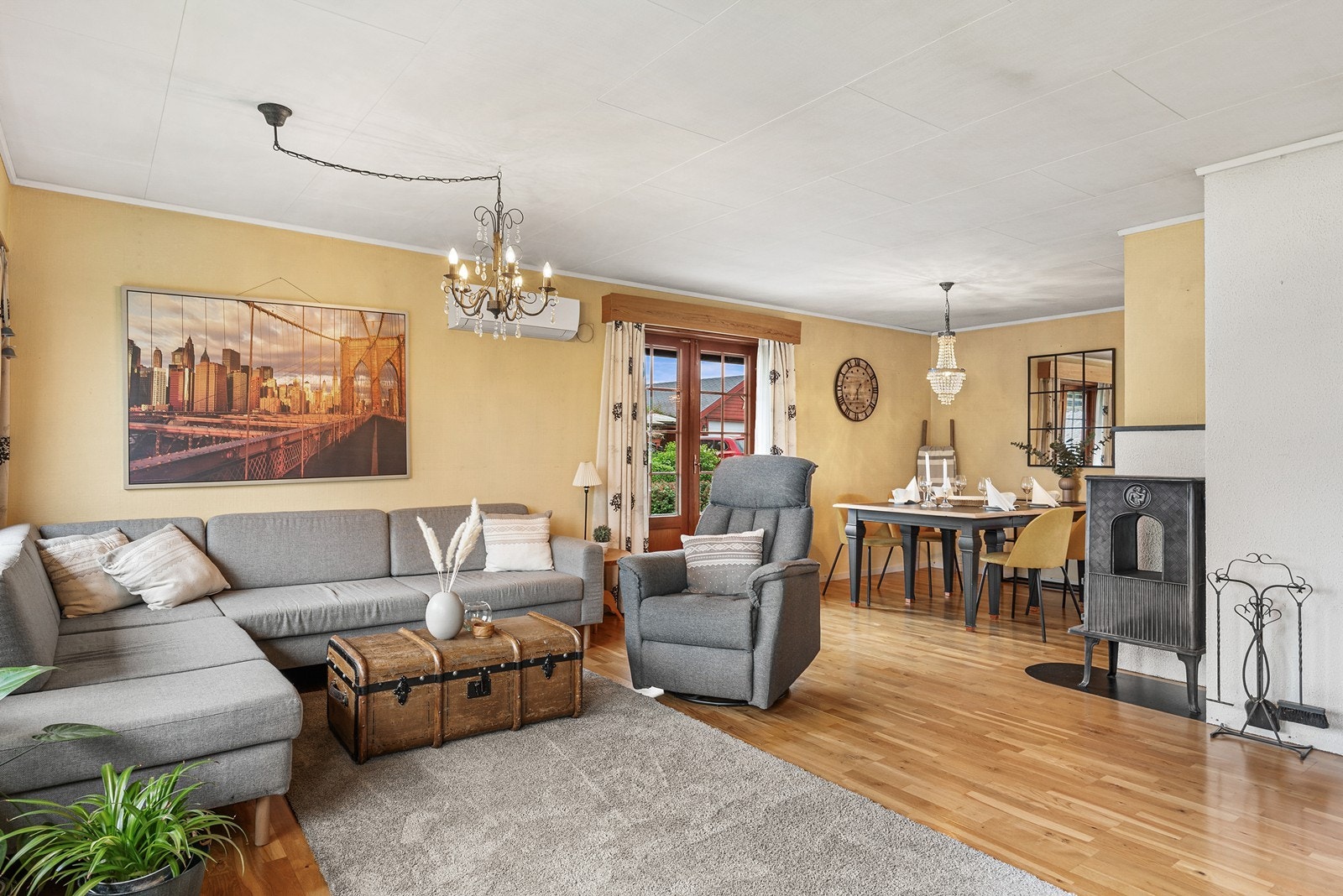 Her kan du enkelt innrede med både sofagruppe- og spisebord. Galleribilde