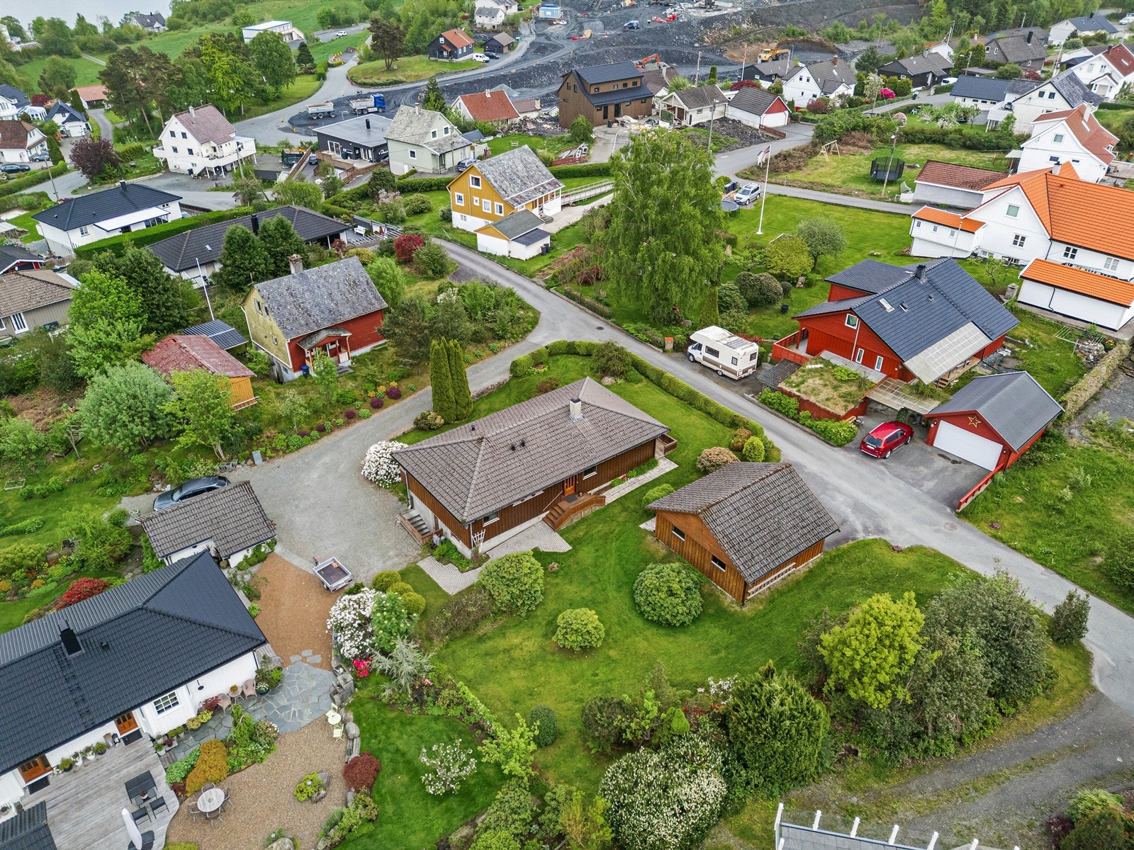 Fra boligen er det kort avstand til barnehager, skoler, lekeplasser og flotte tur- og rekreasjonsområder. Galleribilde