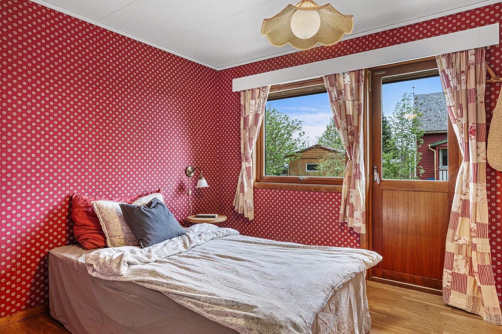 Romslig hovedsoverom med god plass til stor seng, nattbord og annet ønsket møblement. Galleribilde