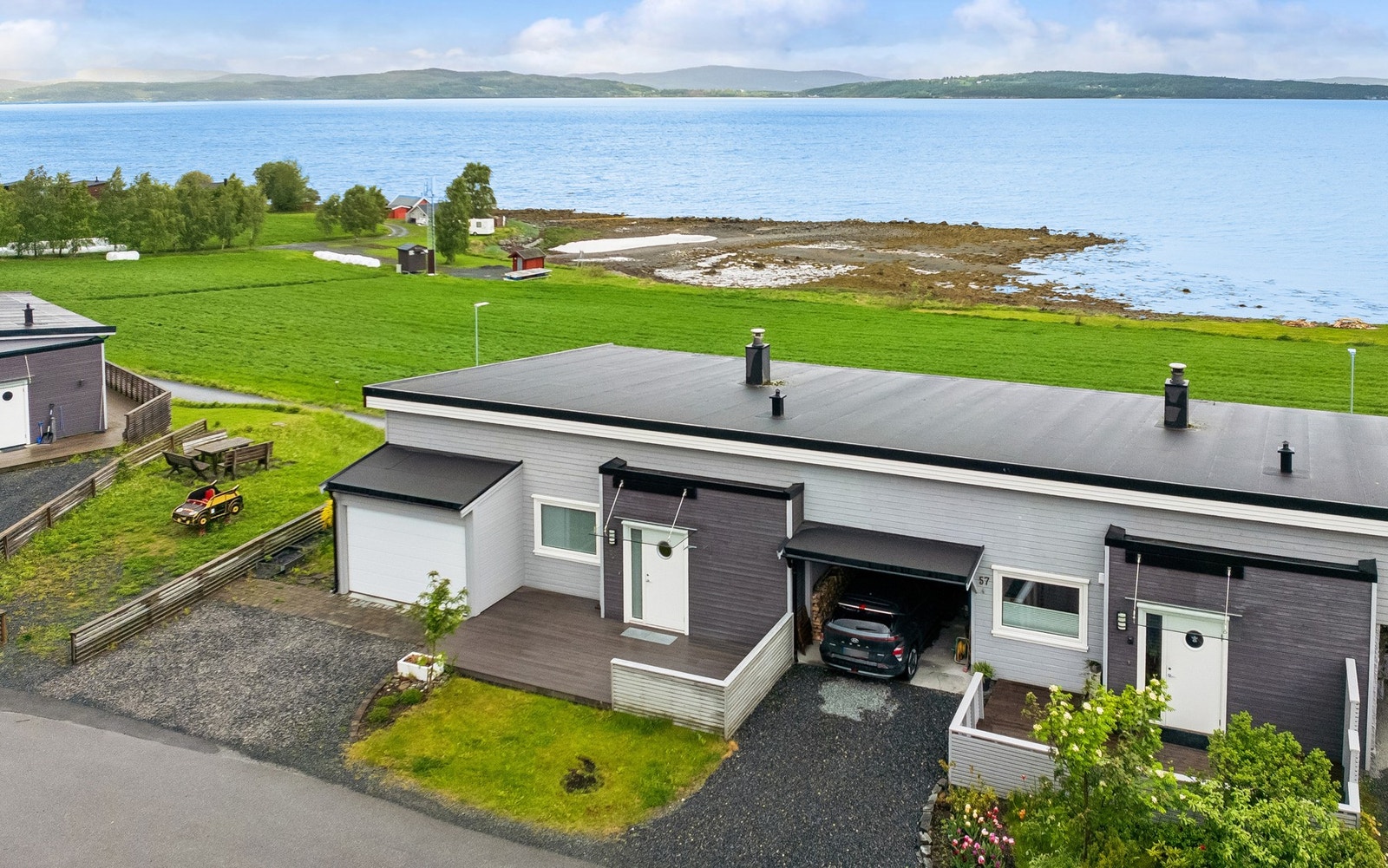Flott rekkehus i første rekke mot fjorden med fantastisk utsikt og gode solforhold. Galleribilde