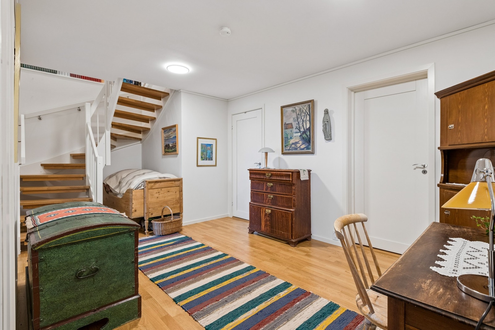 Gangen har flere bruksmuligheter; som kontor, lekerom eller til oppbevaring. Galleribilde