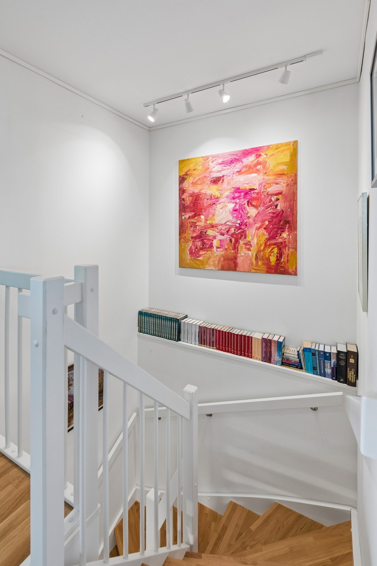 Montert spotskinner i trapperom, stue og spisestue for belysning. Galleribilde