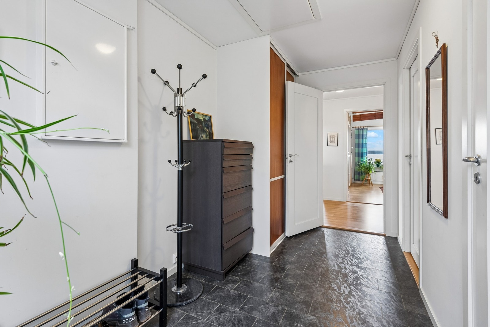 Praktisk skyvedørsgarderobe i gangen. I tillegg er det adkomst til en innvendig bod fra gangen. Galleribilde
