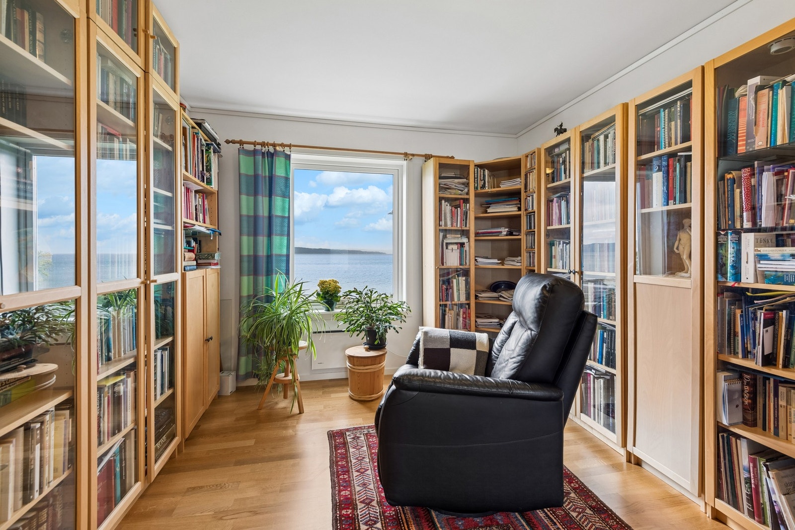 Soverommet i hovedetasjen benyttes i dag som bibliotek. Galleribilde