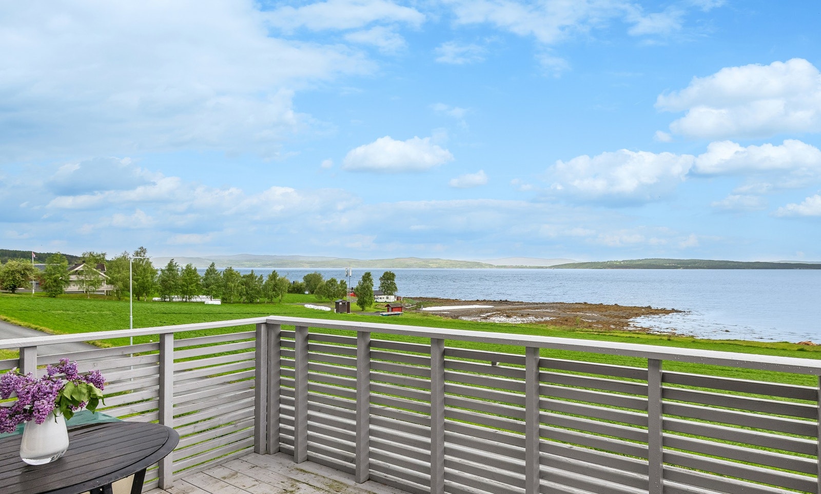 Fra stua har man utgang til en trivelig terrasse hvor man kan nyte den flotte utsikten. Galleribilde