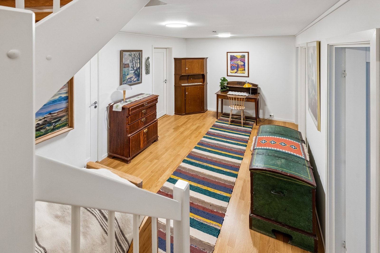 Gang/hall i underetasje med adkomst til flere rom. Galleribilde