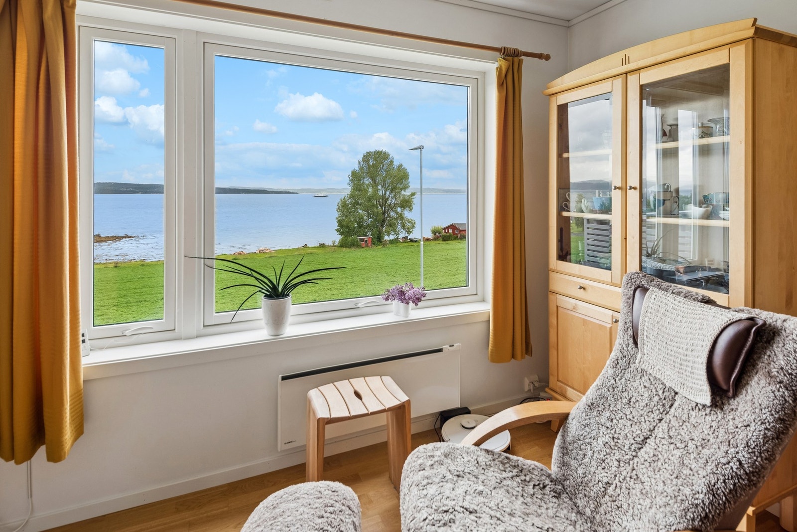 Store vinduer slipper inn rikelig med lys og fremhever utsikten. Galleribilde
