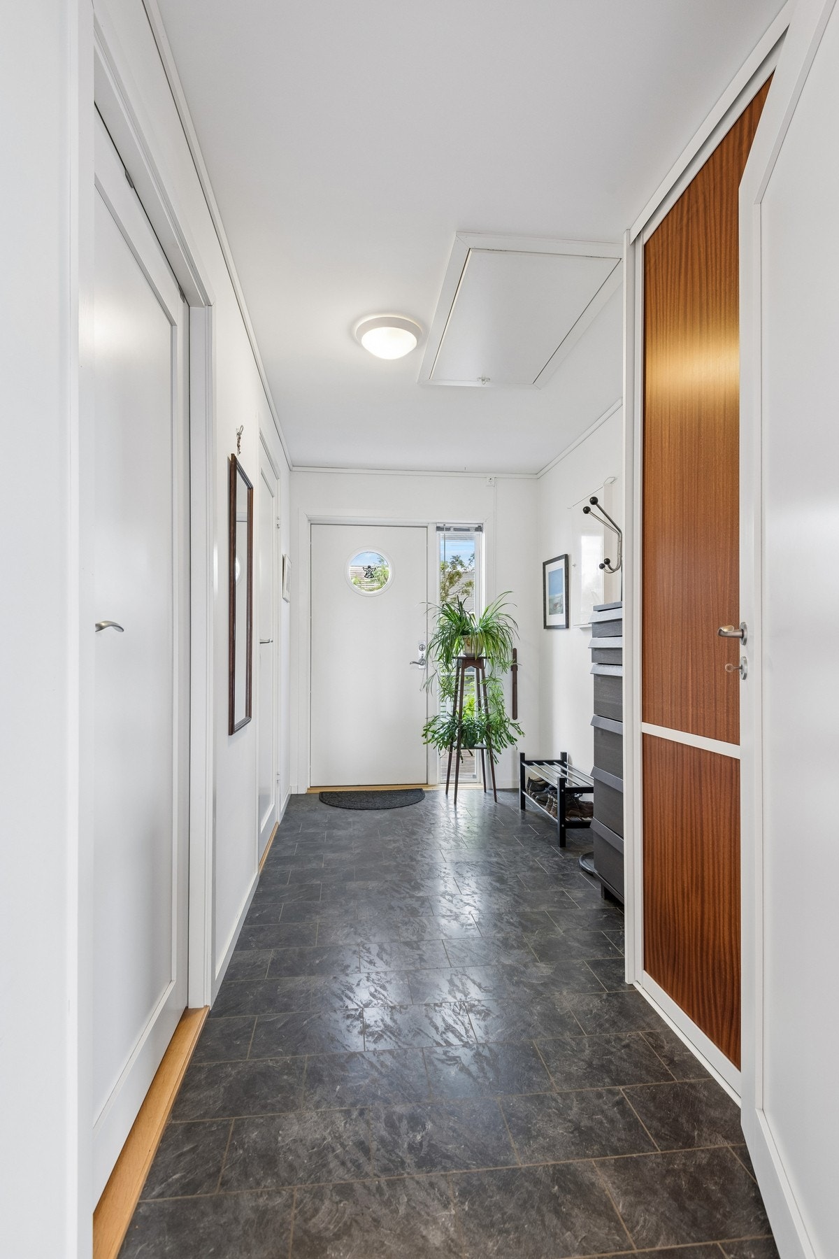Lys og innbydende entre med gode oppbevaringsmuligheter. Galleribilde