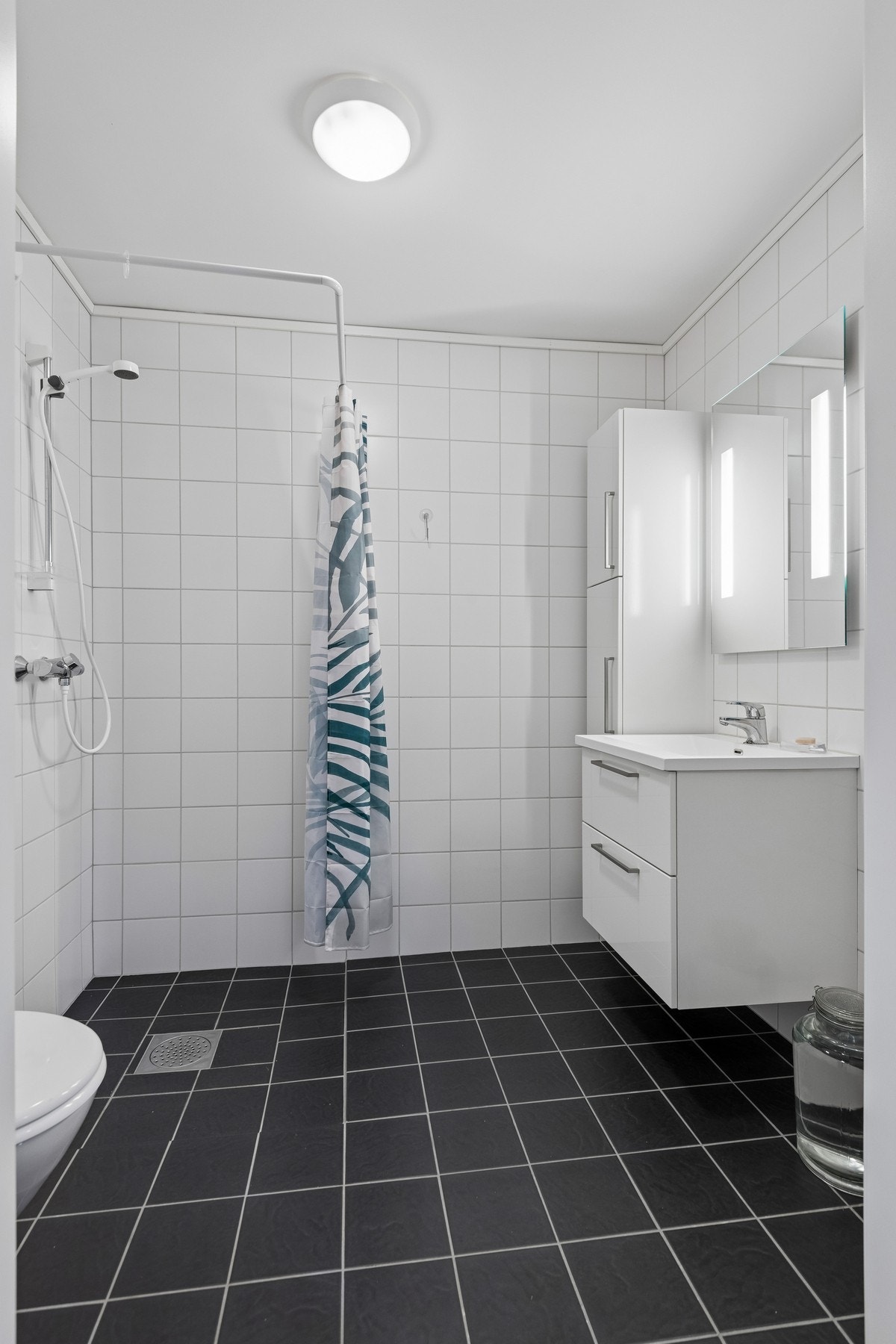 Praktisk og lettstelt bad i hovedetasjen med gulvvarme. Galleribilde