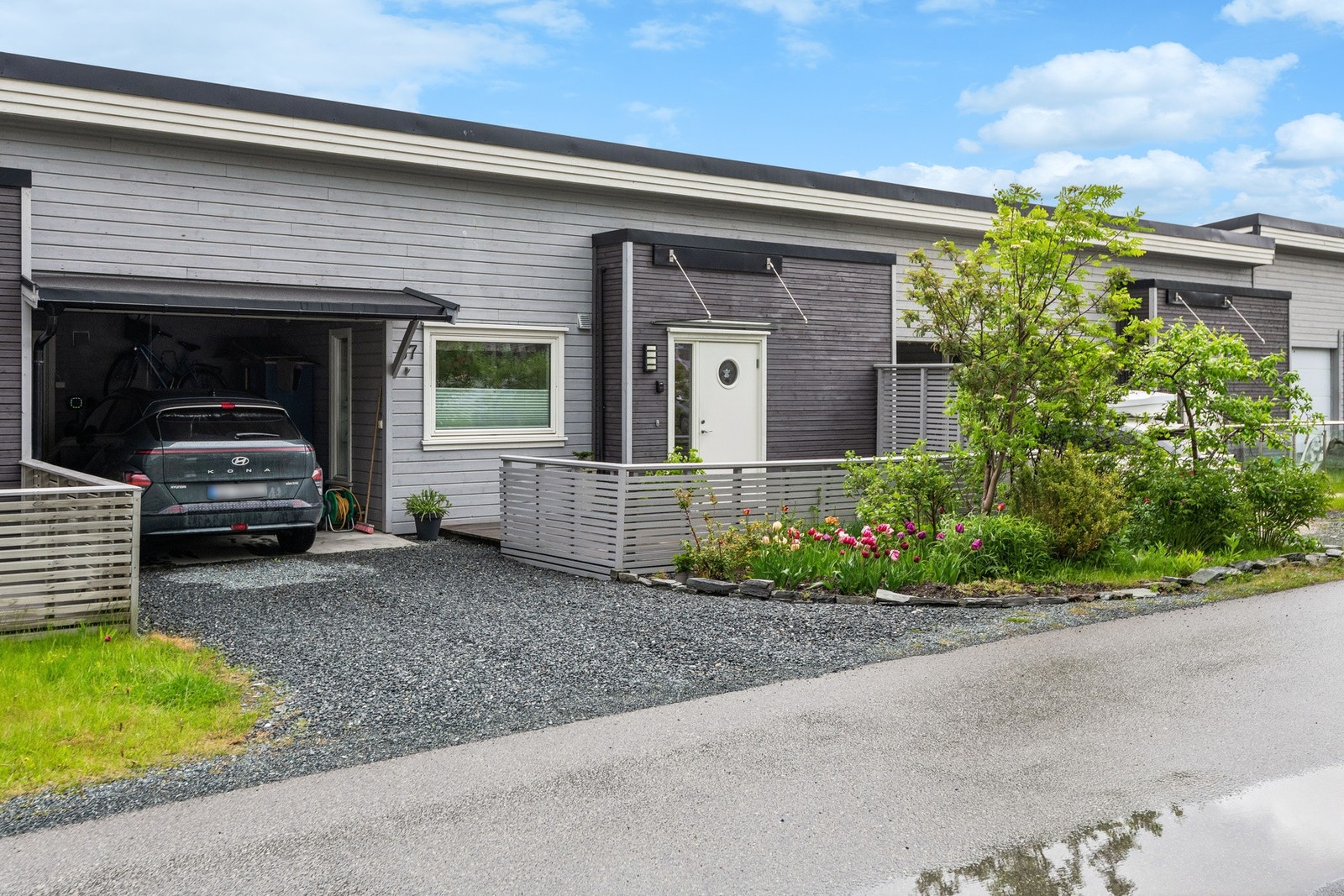 Carport med elbillader og praktisk bod. Pent beplantet uteområde. Galleribilde