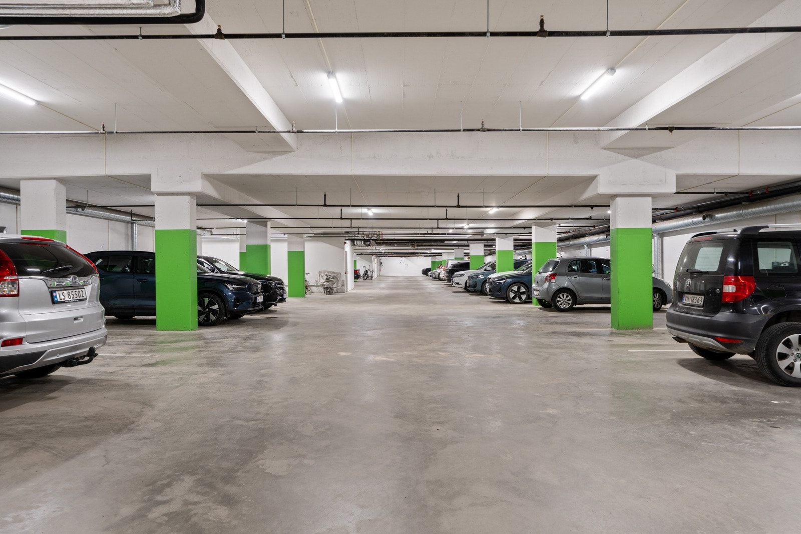 Med leiligheten følger det en egen parkeringsplass i oppvarmet parkeringskjeller. Galleribilde