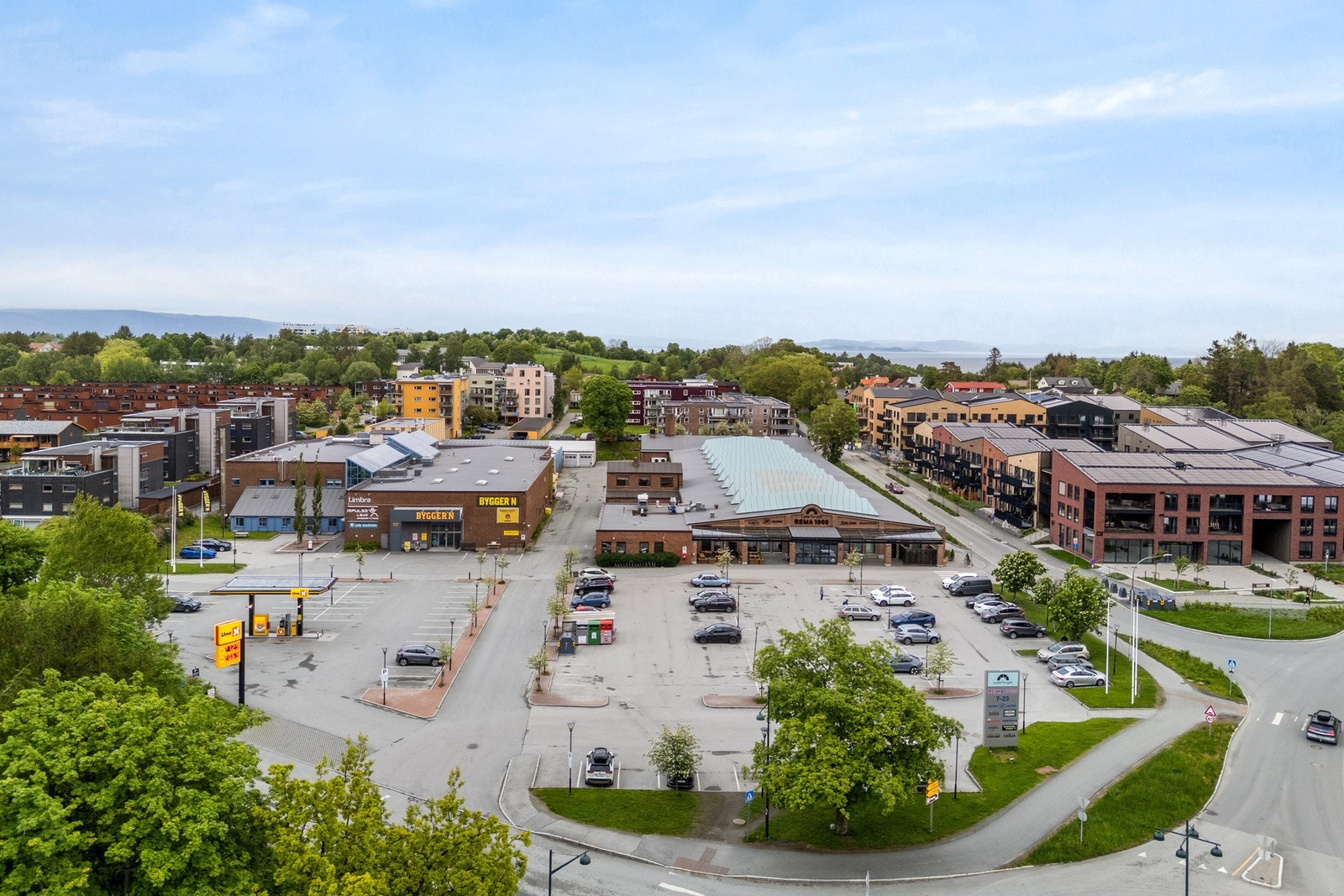 I umiddelbar nærhet har man Ladetorget med bl.a. Rema 1000, Mestergrønn, Kompis, Rosenborg Bakeri og Boots Apotek. Innen kort gange har man også populære City Lade og treningssenter 3T-Lade. Galleribilde