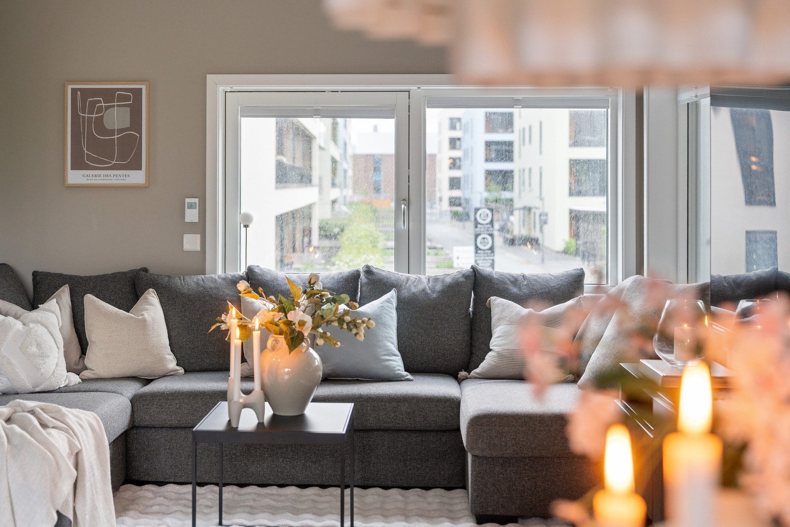 Her er det enkelt å innrede, og god plass for både romslig sofakrok og tv-løsning. Galleribilde