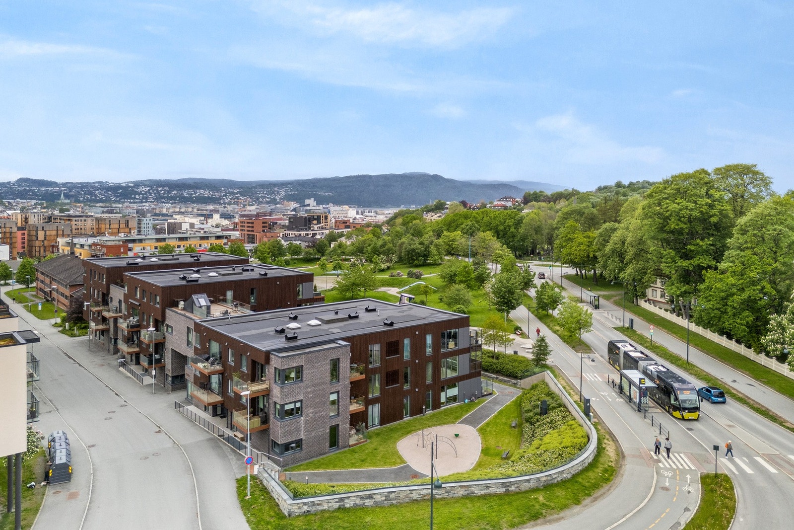 Nærmeste bussholdeplass har man rett utenfor bygget med hyppige avganger inn mot Trondheim sentrum. Galleribilde