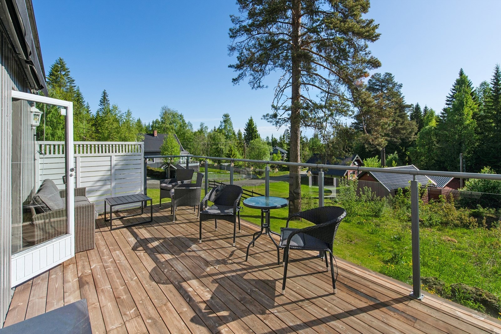 Solrik og romslig terrasse med hyggelig utsyn - et perfekt sted for morgenkaffen eller lange sommerkvelder. Galleribilde