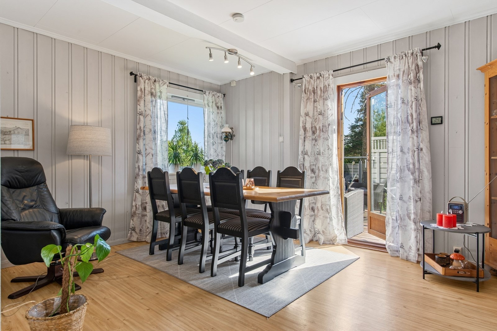 Lys og innbydende spisestue med gode vindusflater og direkte utgang til en solrik terrasse - perfekt for hyggelige sammenkomster. Galleribilde